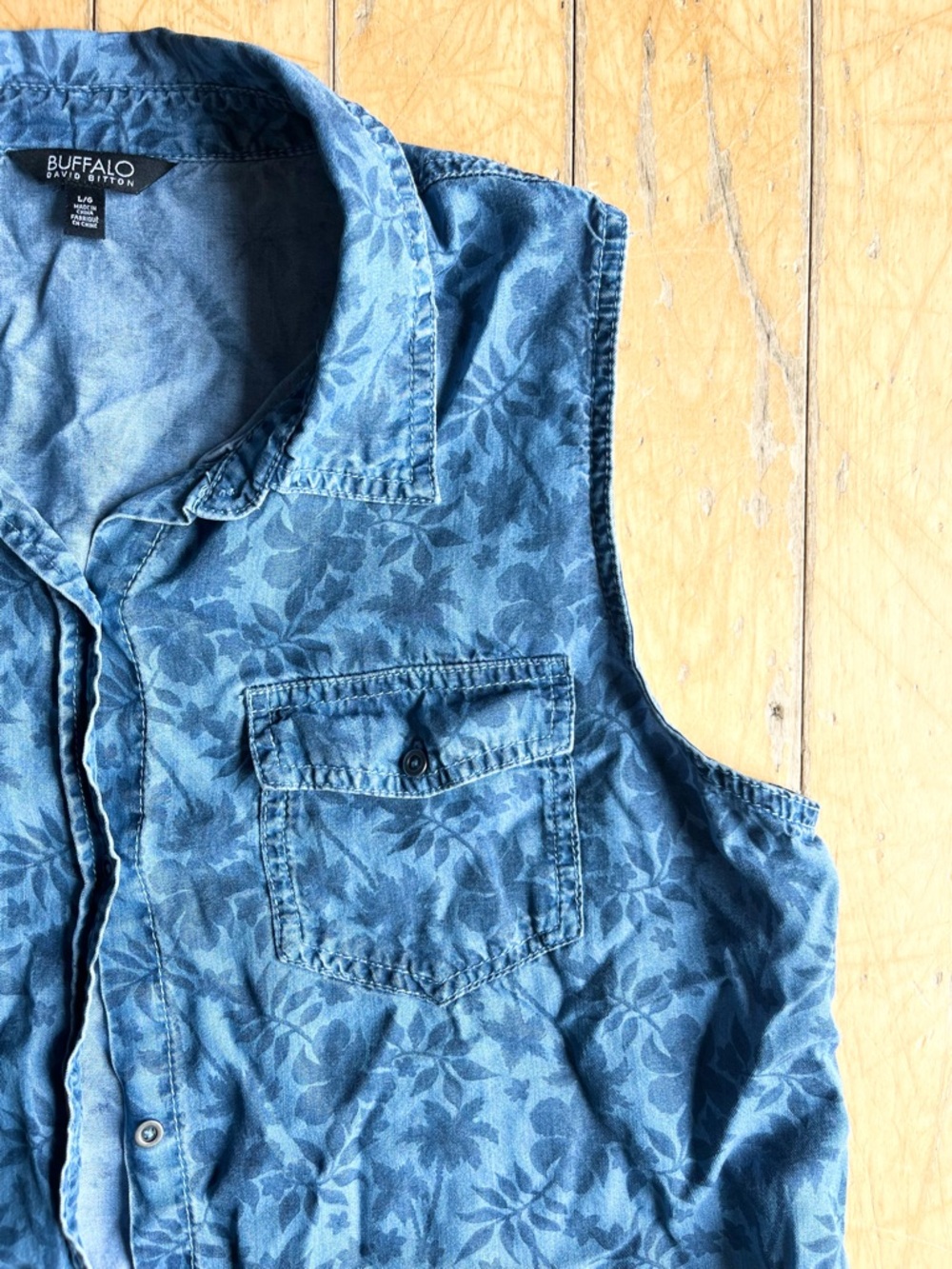 Buffalo David Bitton Sleeveless Floral Denim Shirt Size Large - Picture 2 of 5
